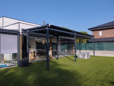 Estructura toldo veranda gris oscuro desplegado frontal y anejos