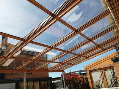 Techo móvil de madera para terraza en Madrid