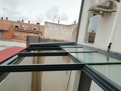 Instalación de techo móvil en patio de vivienda en Madrid