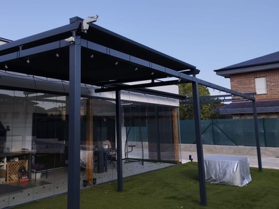 Estructura toldo veranda desplegado de frente gris oscuro