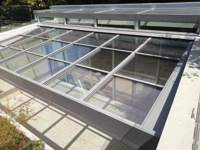 Vista en contrapicado de techo móvil motorizado en porche