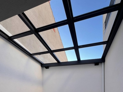 Techo móvil en patio