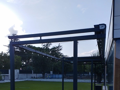 Estructura toldo veranda gris oscuro sin desplegar lateral izquierdo