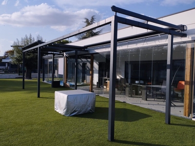 Estructura toldo veranda gris oscuro sin desplegar frontal